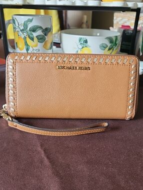 Michael Kors Continentsl Caramel Pebbled Leather Zip with Gold Logo Accent-EUC